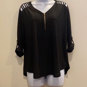 L Mine black Fredy blouse with 3/4 sleeve with buttons that create a long sleeve